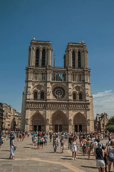 People and gothic Notre-Dame Cathedral in Paris — Stock Photo, Image