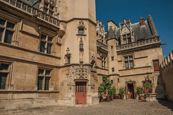Paris'teki Cluny Müzesi'nin gotik cephesi — Stok fotoğraf
