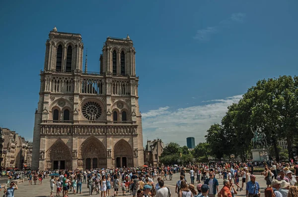 파리의 사람들과 고딕 양식의 노트르담 대성당 — 스톡 사진
