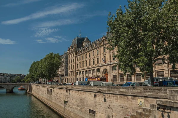 Ribera del Sena con muros y edificios en París — Foto de Stock