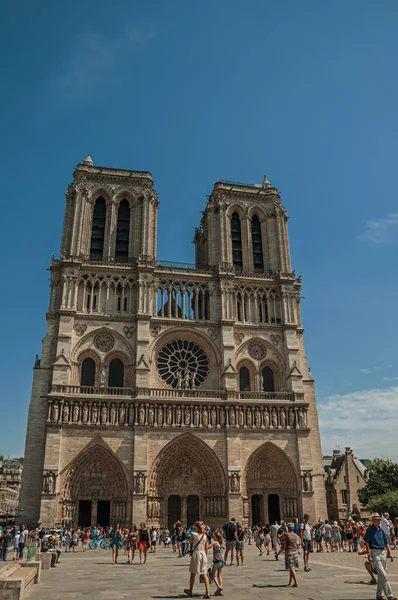 Gente y la catedral gótica de Notre-Dame en París — Foto de Stock