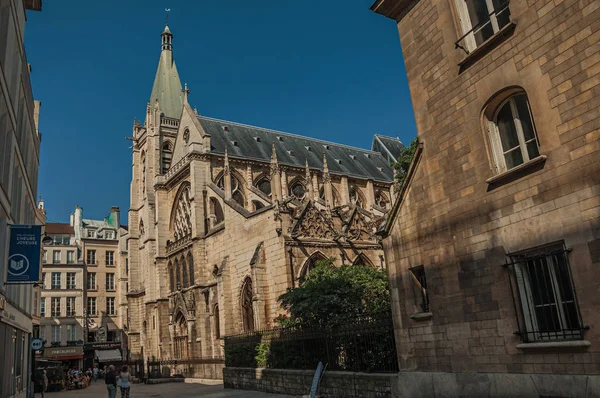 Gente e chiesa gotica in un vicolo di Parigi — Foto Stock