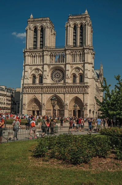 People and gardens at the Notre-Dame Cathedral in Paris — Stock Photo, Image