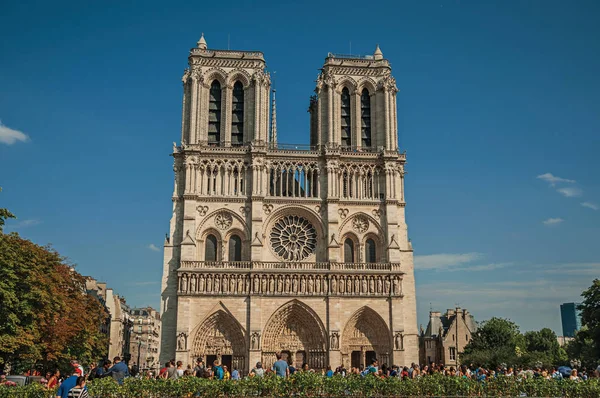 Gente y jardines en la Catedral de Notre-Dame en París — Foto de Stock