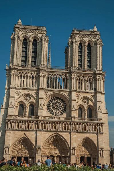 Tornyok és dísz a homlokzat Notre-Dame székesegyház Párizsban — Stock Fotó