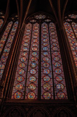 Paris'teki Sainte-Chapelle'de renkli vitray pencereler