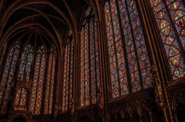 Paris'teki Sainte-Chapelle'de renkli vitray pencereler