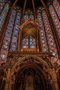 Paris'teki Sainte-Chapelle'de vitray pencereler ve baldachin