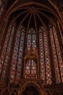 Paris'teki Sainte-Chapelle'de renkli vitray pencereler