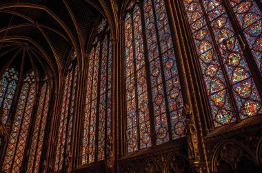 Paris'teki Sainte-Chapelle'de renkli vitray pencereler