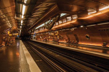Paris'te Arts et Metiers metro istasyonu platformu