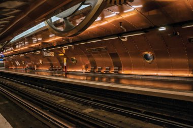 Paris'te Arts et Metiers metro istasyonu platformu