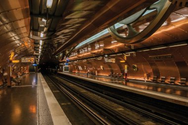 Paris'te Arts et Metiers metro istasyonu platformu