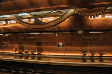 Paris'te Arts et Metiers metro istasyonu platformu
