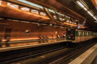 Paris'te Arts et Metiers metro istasyonu platformu