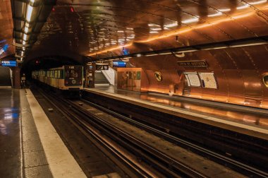 Paris'te Arts et Metiers metro istasyonu platformu