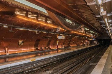 Paris'te Arts et Metiers metro istasyonu platformu