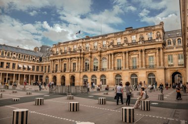 Paris'teki Louvre Müzesi'nde bina ve iç avlu