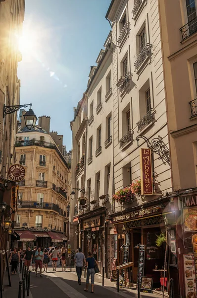 Lidé a jídelny v uličce při západu slunce v Paříži — Stock fotografie