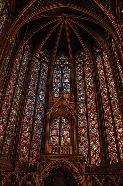 Barevná okna z barevného skla Sainte-Chapelle v Paříži — Stock fotografie