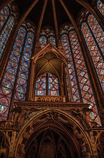 Vitrážová okna a baldachýnu na Sainte-Chapelle v Paříži — Stock fotografie