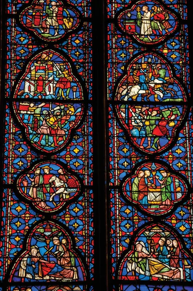 Vidros coloridos manchados na Sainte-Chapelle em Paris — Fotografia de Stock