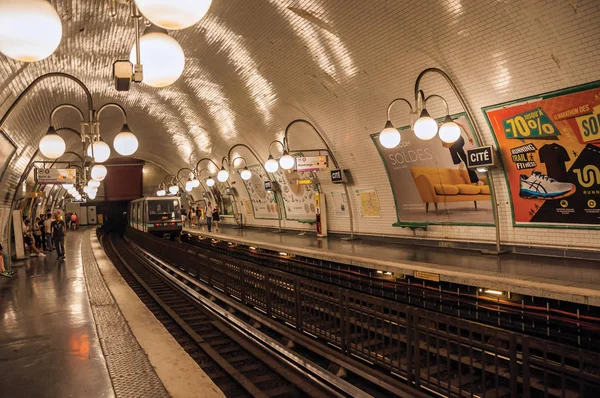 Zitieren U-Bahn-Bahnsteig mit Zug und Leuchten in Paris — Stockfoto