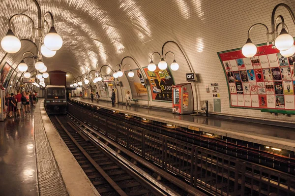 巴黎有火车和灯具的地铁站站台 — 图库照片
