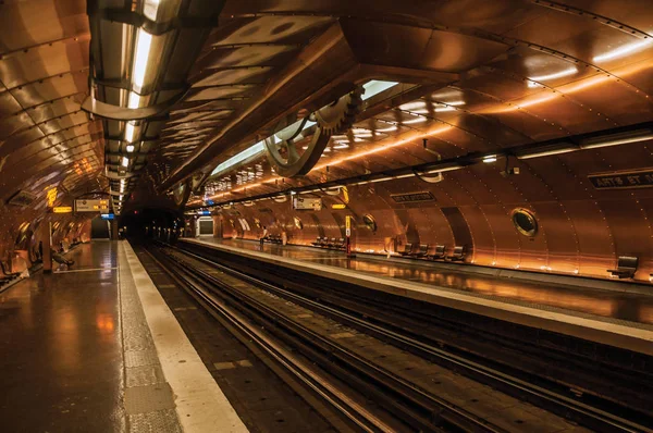 Paris'te Arts et Metiers metro istasyonu platformu
