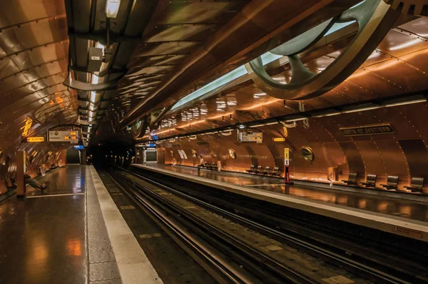 Paris'te Arts et Metiers metro istasyonu platformu
