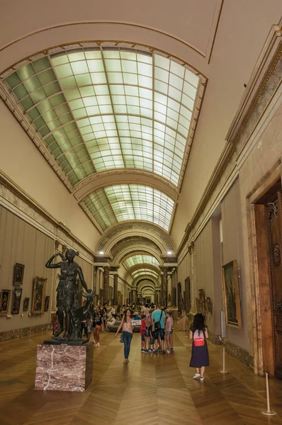 파리 루브르 박물관에서 방문객과 예술품이 전시되는 홀 — 스톡 사진