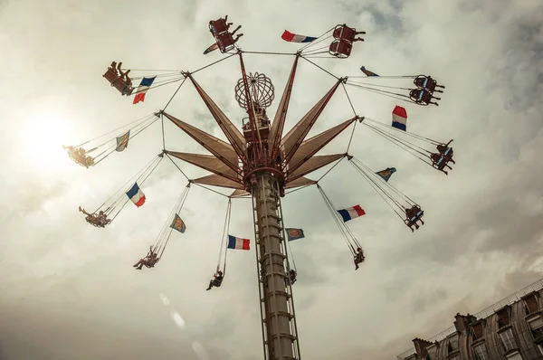 People enjoying an aerial chair ride at amusement park in Paris — Stock Photo, Image