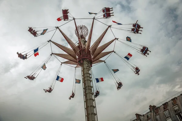 Mensen genieten van een lucht stoel rit in pretpark in Parijs — Stockfoto