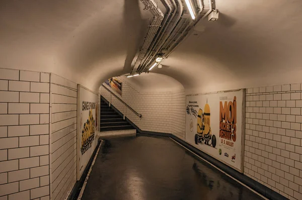 巴黎地铁连接车站的通道广告 — 图库照片