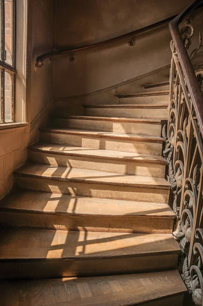 Paris 'te güneş ışığı üzerinde ahşap merdiven ve demir denge. — Stok fotoğraf