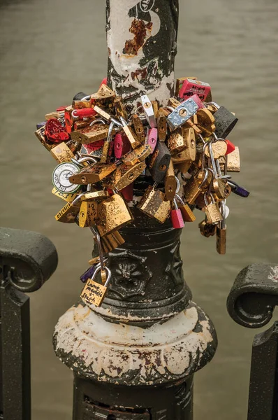 Paris köprüsünde asma kilitler birbirine bağlandı