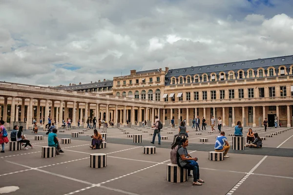 Paris'teki Palais-Royal'de insanlarla bina ve avlu