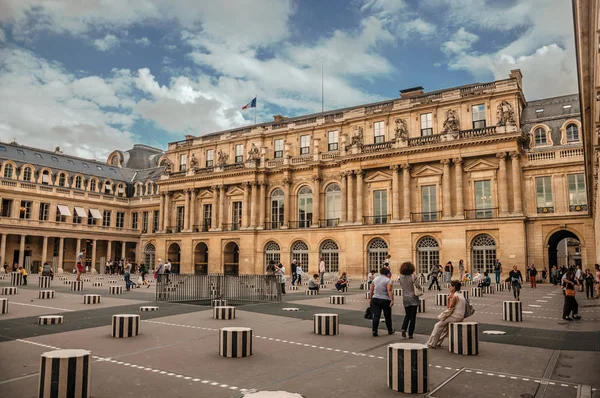 Paris'teki Louvre Müzesi'nde bina ve iç avlu