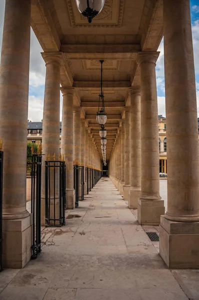 Chemin avec colonnade de marbre au Palais-Royal à Paris — Photo