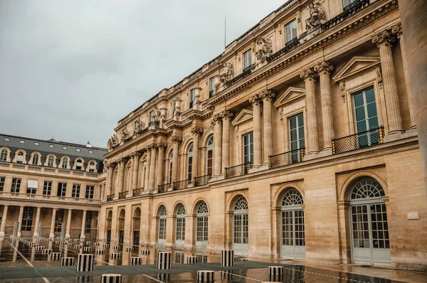 Paris'teki Palais-Royal'de yağmurlu bir günde bina ve avlu — Stok fotoğraf