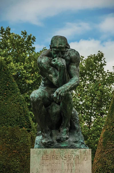 Paris'te Rodin Müzesi'nin bahçesinde heykel