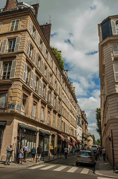 Binalar ve insanlar Paris'te sokakta yürürken