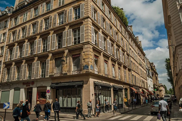 Budovy a lidé, kteří chodí po ulici v Paříži — Stock fotografie