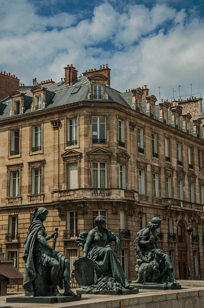 Paris'te binanın önünde oturan kadın heykeli — Stok fotoğraf