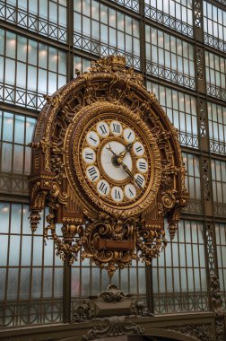 Paris'teki Quai d'Orsay Müzesi'nde altın saat