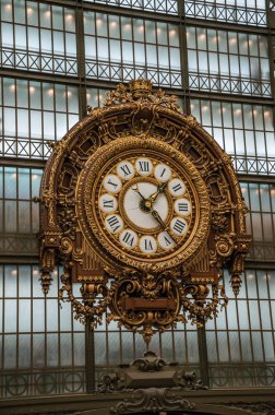 Paris'teki Quai d'Orsay Müzesi'nde altın saat