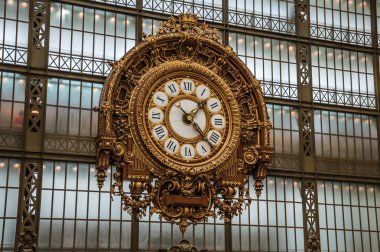 Paris'teki Quai d'Orsay Müzesi'nde altın saat