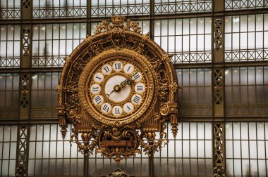 Paris'teki Quai d'Orsay Müzesi'nde altın saat