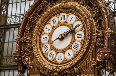 Paris'teki Quai d'Orsay Müzesi'nde altın saat