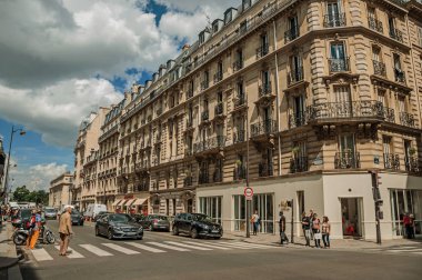 Binalar ve insanlar Paris'te sokakta yürürken